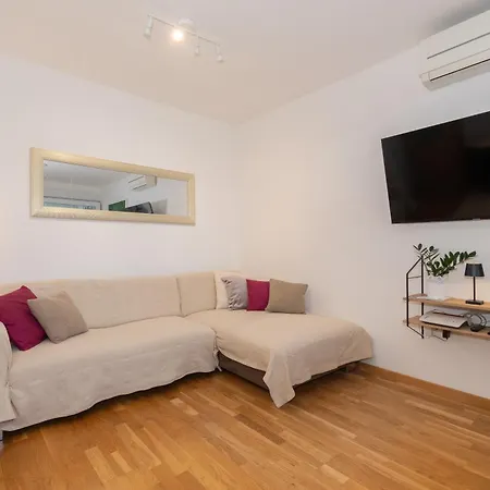 Zozo, Modern Two-bedroom سبليت
