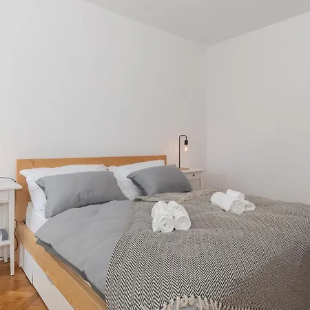 Zozo, Modern Two-bedroom Split