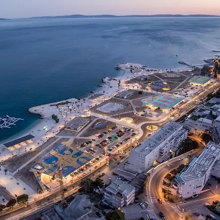 Zozo, Modern Two-bedroom *