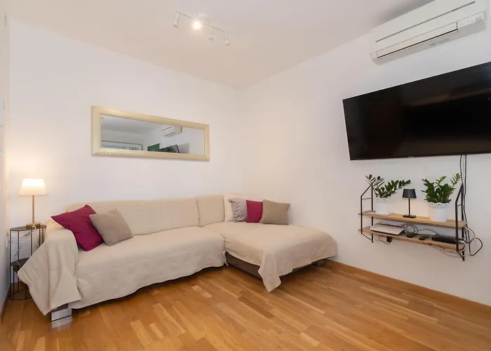 Zozo, Modern Two-bedroom Split