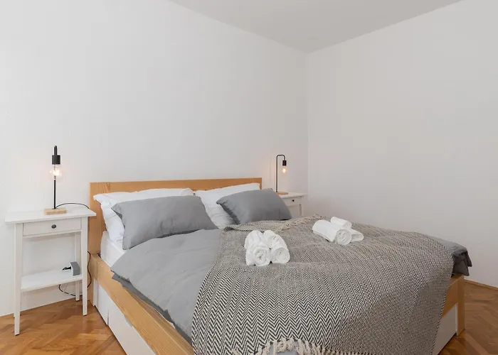 Zozo, Modern Two-bedroom Split