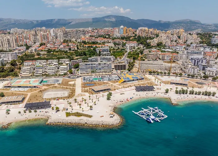 Zozo, Modern Two-bedroom