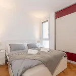 Zozo, Modern Two-bedroom Daire
