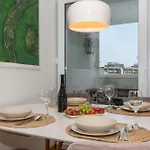 Zozo, Modern Two-bedroom Daire *