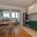 Zozo, Modern Two-bedroom Daire