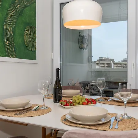 Zozo, Modern Two-bedroom Apartamento *